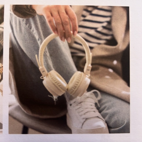 Summer 2024 Jilly Box Wireless Headphones - Picture 3 of 4